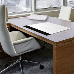 Asztali naptár könyöklő 570 x 380 mm, fehér lapokkal fekete Dayliner 2026. Asztali naptár Dayliner