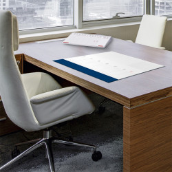 Asztali naptár könyöklő 570 x 380 mm, fehér lapokkal kék Dayliner 2026. Asztali naptár Dayliner